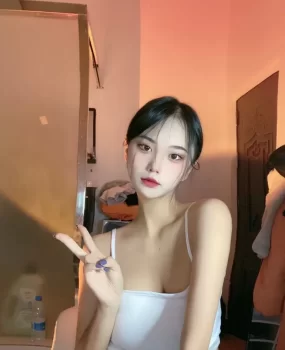 肤白貌美大长腿，奶大声甜，很乖很听话